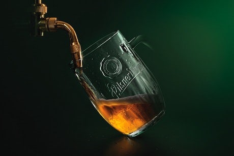 PilsnerUrquellPouring-Campaign-2013_460
