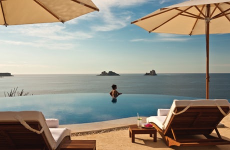 Quintessentially Travel infinity pool
