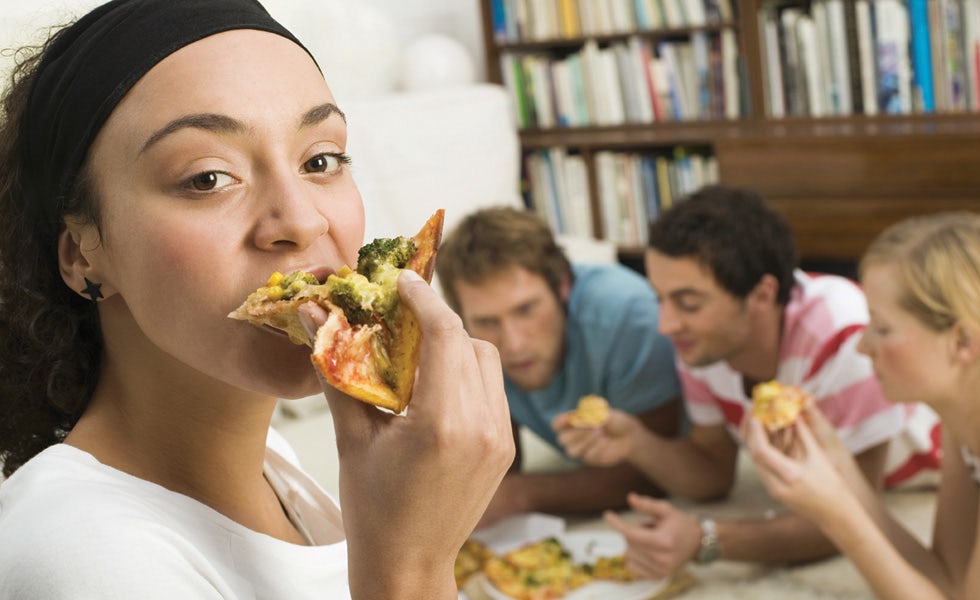 Students-eating-pizza