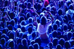 /b/b/f/crowd250.jpg